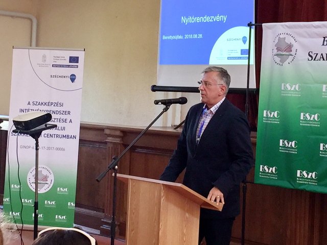 A szakképzési intézményrendszer átfogó fejlesztése 08